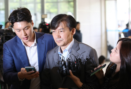 사무실 향하는 조국 후보자      (서울=연합뉴스) 박동주 기자 = 조국 법무부 장관 후보자가 28일 인사청문회 준비 사무실이 마련된 서울 종로구의 한 건물로 출근하고 있다. 2019.8.28      pdj6635@yna.co.kr  (끝)